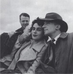 E. L. T. Mesens, Max Ernst, Leonora Carrington és Paul Éluard, Lambe Creek-ben, Cornwallban, 1937-ben (Lee Miller fotója).