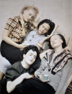 Lee Miller, Ady Fidelin, Nusch Éluard és Leonora Carrington, Lambe Creek-ben, Cornwallban 1937-ben. (Roland Penrose fotója)