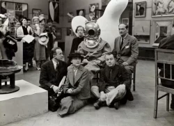 A búvárruhában Salvador Dalí, előtte Paul and Nusch Eluard és E.L.T. Mesensszel, mellette két oldalt Diana Brinton Lee és Rupert Lee a londoni Nemzetközi Szürrealista Kiállításon 1936-ban